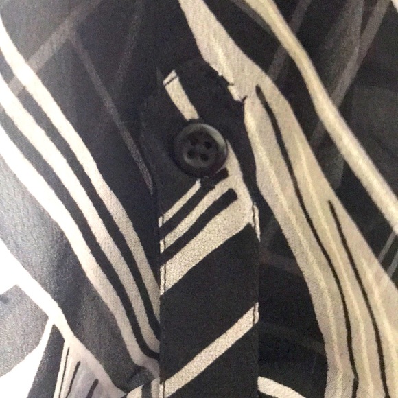 CHICO’S EASYWEAR BLACK AND WHITE TOP - Picture 4 of 5